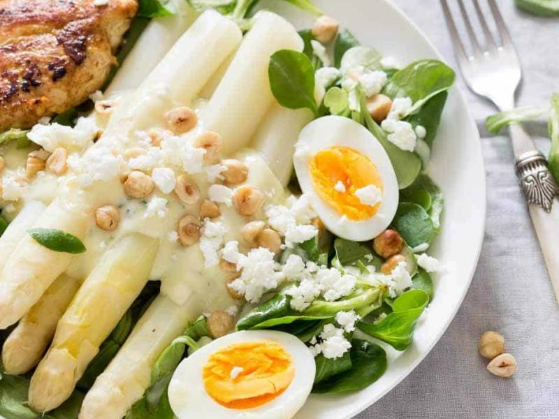 Witte asperges met kip en hazelnoten
